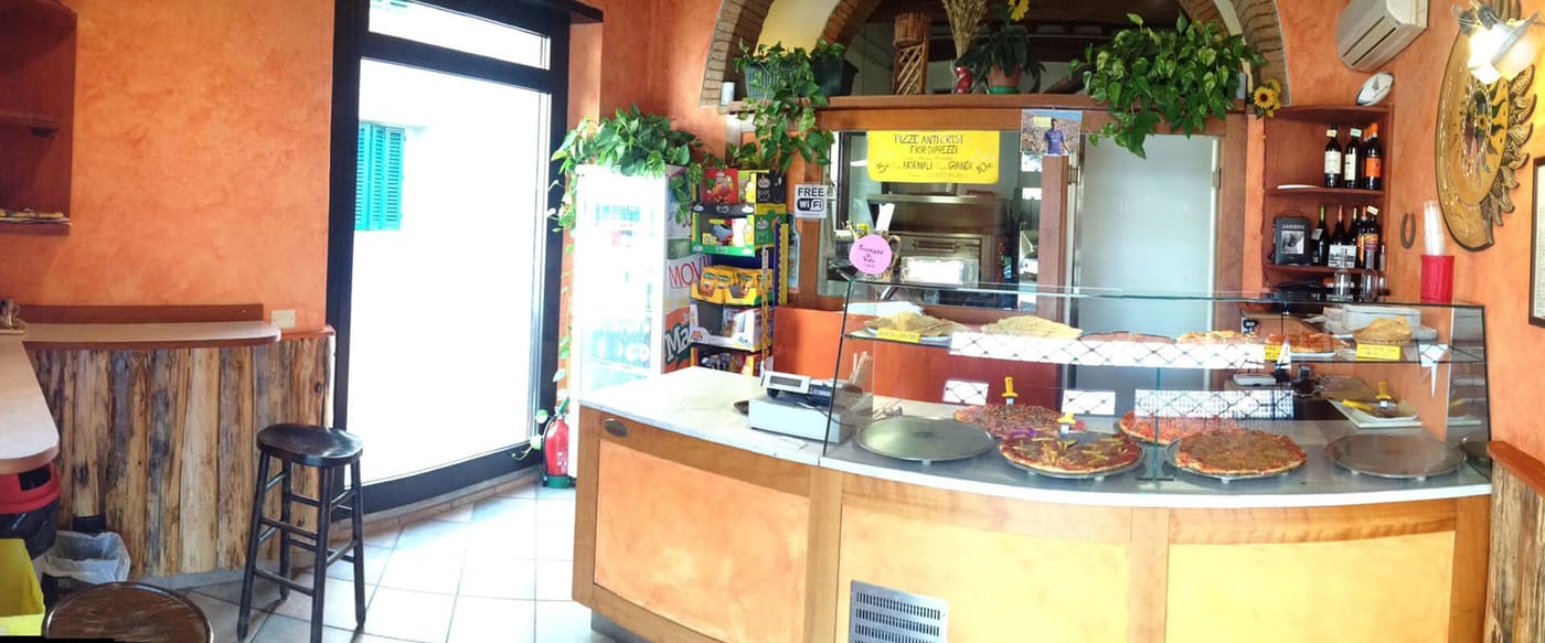 Il bancone della pizzeria in Piazza Umberto I a Rufina